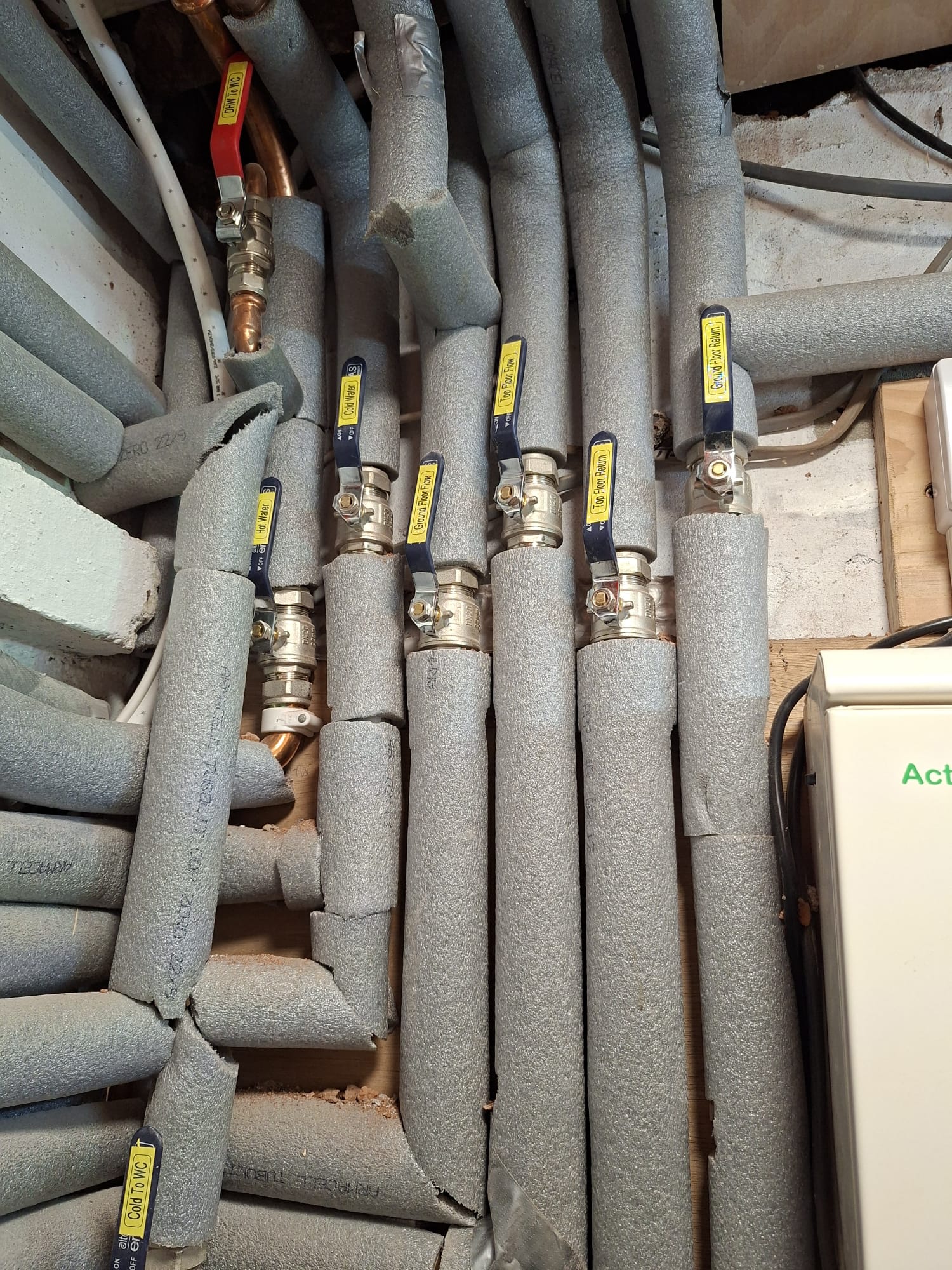Central heating manifold with isolation valves