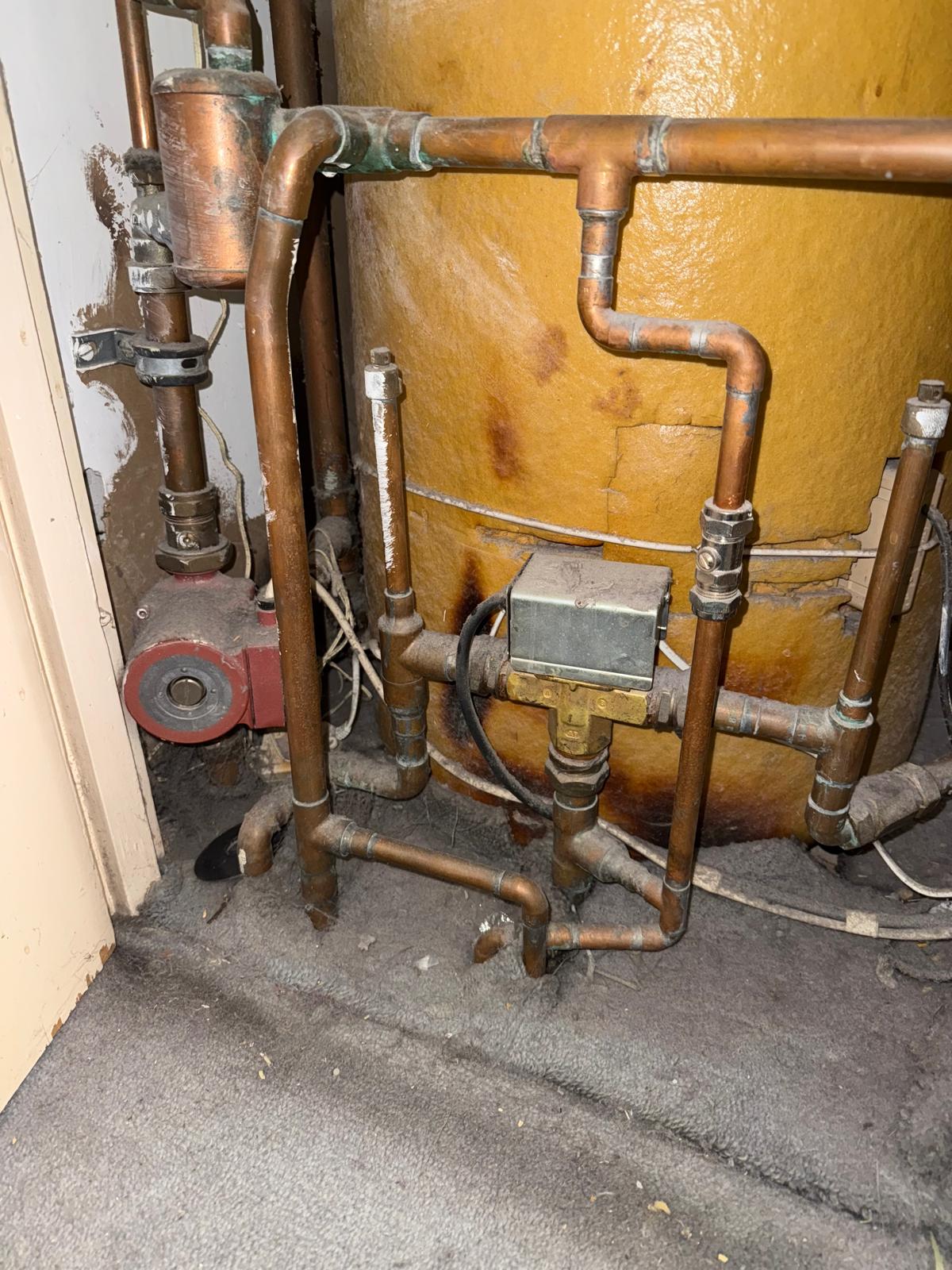 Central heating pipework and circulating pump