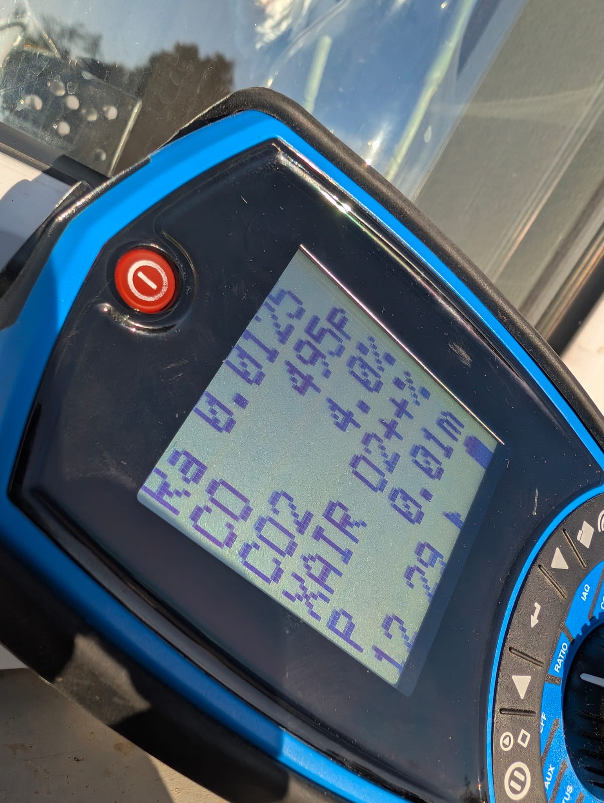 Flue gas combustion analyser reading during boiler service